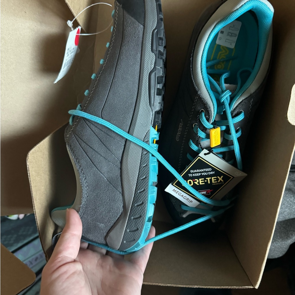 Gore-Tex hiking shoes woman’s 9.5 - Picture 2 of 4